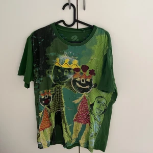 Grön t-shirt med konstnärligt tryck Desigual - Unik grön t-shirt från Desigual med färgstarkt, konstnärligt tryck framtill. 100kr + frakt storlek S
