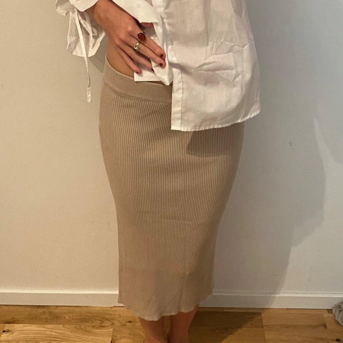 Beige ribbad långkjol