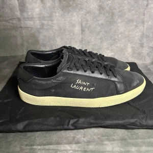 Saint Laurent courtclassic SL/06 sneaker - Mycket fint skick | Size 43  | dustbag medföljer | fraktar spårbart inom 24 timmar |  för att köpa klicka ” köp nu” | vid frågor skriv ett meddelande |