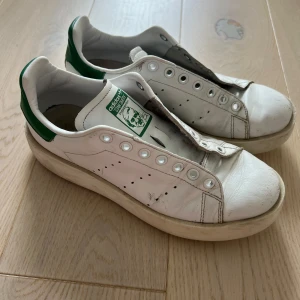 Adidas Stan Smith  - Vita stan Smith med lite tjockare sula än de vanliga. Köpta på plick men var tyvärr för små för mig… Storlek 39 1/3. Mitt pris 60 kr. 