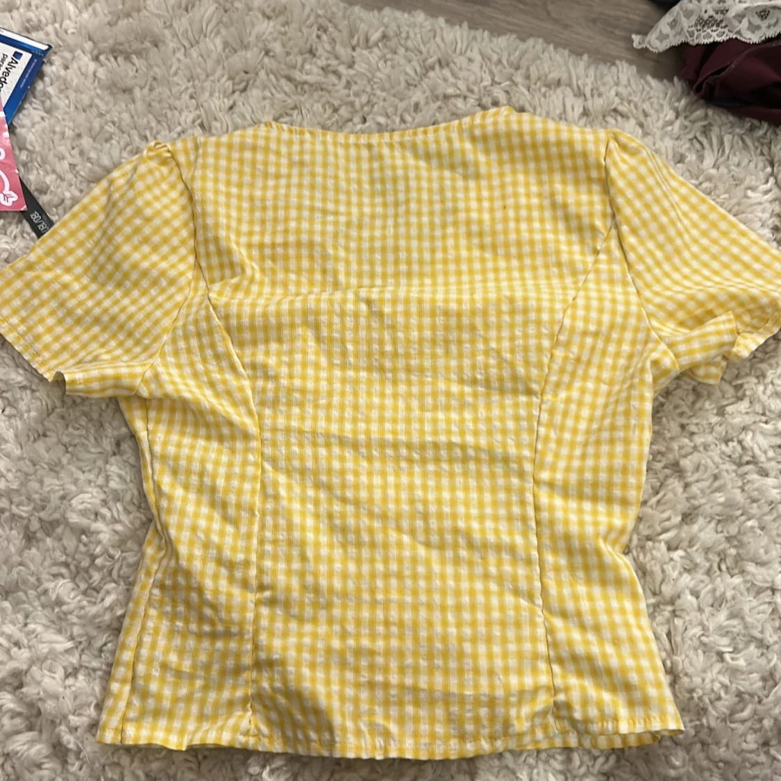 Gul rutig blus med v-ringning - 1