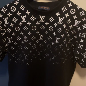 svart t shirt - ny svart t shirt