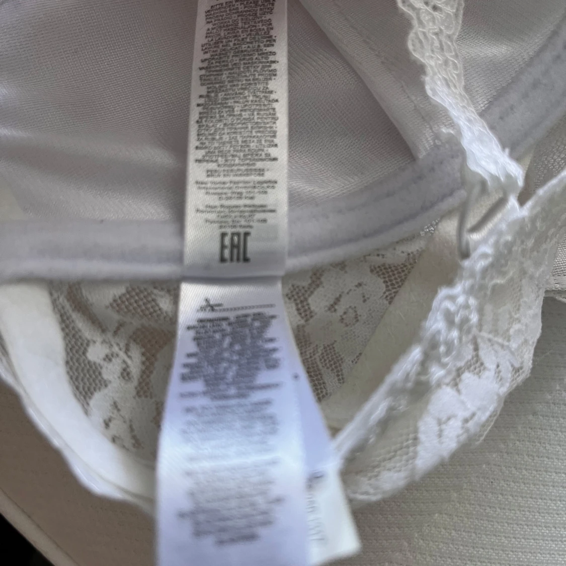 Vit spetsig BH med frontknäppning - 4