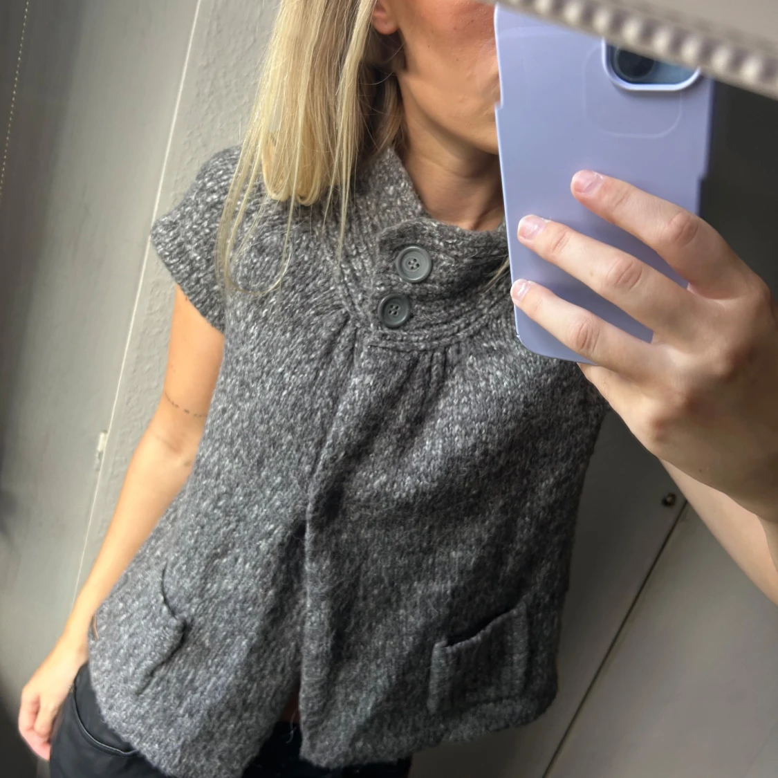 Grå stickad kofta  - 1