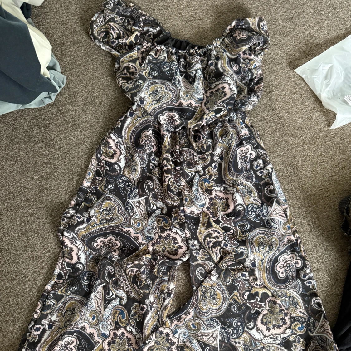 Svart paisleymönstrad jumpsuit 