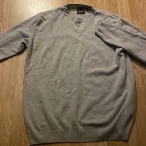 Oscar Jacobson tröja storlek L - Använd några gånger, inga defekter eller fläckar. Väldigt skön och snygg, färg beige