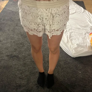 Stickade shorts  -  Stickade shorts i bra skick . Lite liknade de ifrån ”Chelsea”, vet dock inte vart dessa är ifrån. Skriv privat för frågor, bilder eller diskutera pris! Jag är 165cm lång 