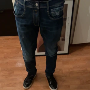 Replay Anbass mörkblå jeans - Snygga Replay Anbass jeans i mörkblå. Waist :34 och length : 32