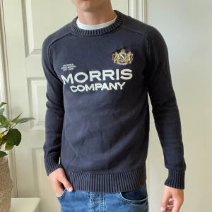 Morris tröja  - Morris tjocktröja i 8/10 skick. Inga större defekter men tröjan har använts, ser ut i bättre skick än på bilderna. Modellen är 180,75 kg och bär M. Kom med frågor!! 👌