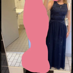 Marinblå långklänning med spets - Säljer min balklänning från  sisters 😋🎀 DEN ÄR INTE SMUTSIG DET ÄR SPEGELN!!!