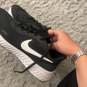 Nike skor  - Perfekt till idrott eller annan sport. Bara andvändt inomhus strl 37.5