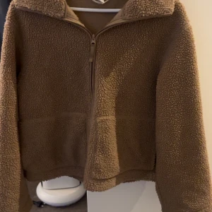 Brun teddyjacka med dragkedja - Mysig brun teddyjacka i storlek M, använd några gånger men inget som märks på jackan, sann till storlek