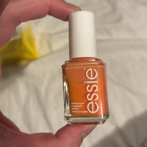 Essie orange nagellack Meet Me At Sunset - Superfint orange nagellack från Essie i nyansen 'Meet Me At Sunset' (318). Kommer i en klassisk fyrkantig glasflaska med vitt lock. Perfekt för dig som vill ha färgstarka naglar med glansig finish.