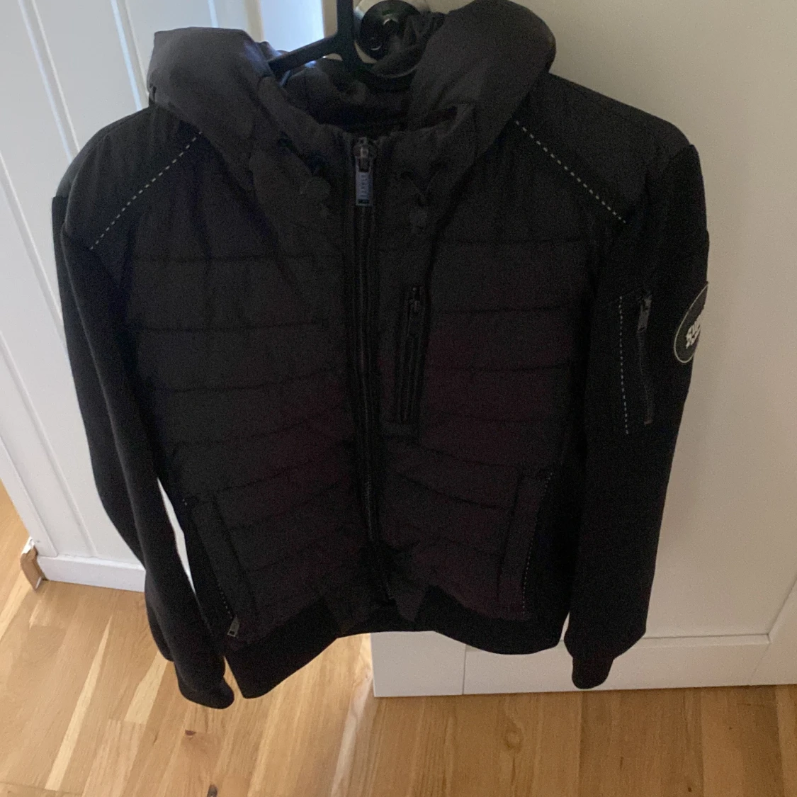 Svart pufferjacka Supply & Demand S