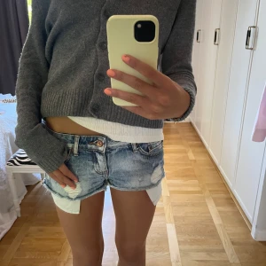 Blå jeansshorts  - Coola mini jeans shorts som är lågmidjade! Skriv om ni vill ha mått!
