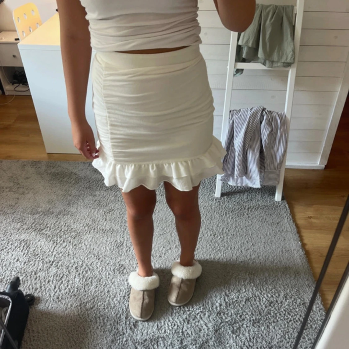 Vit kortkjol med volangkant