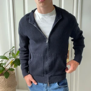 Massimo Dutti full zip med fickor   - Skön full zip av Massimo Dutti. Najs fickor så kan kalla det en cardigan 👌, inga större defekter förutom att den är använd och finns slitingar på dom ”vanliga ställena” vid tex zipen. Modellen är 180,75 kg och bär M. Kom med frågor! 