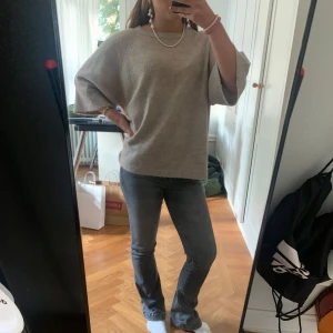 Beige stickad tröja med vida ärmar - Supermjuk beige stickad tröja med trekvartsärmar. Knappt använd därav säljer jag.