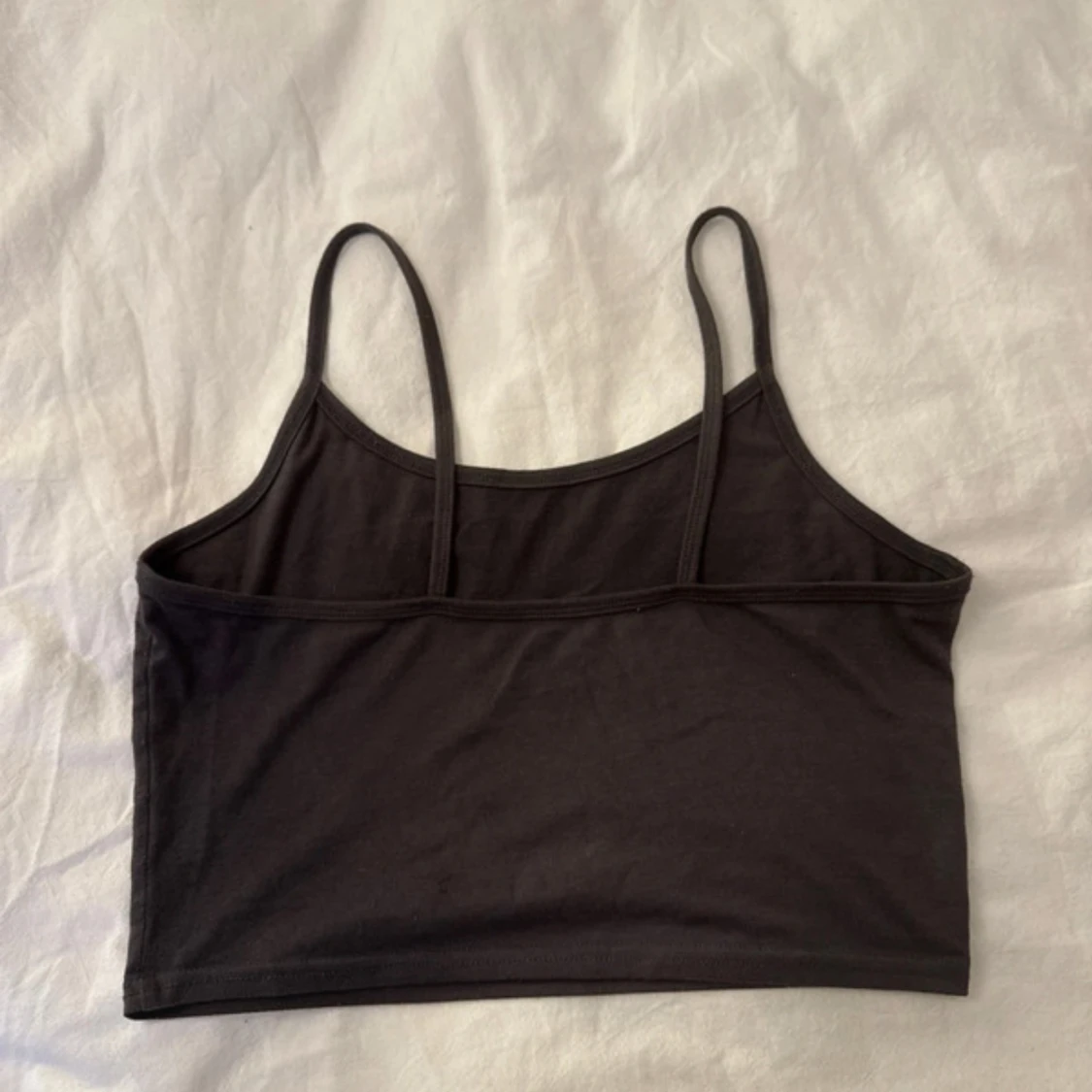 Svart croppad linnetopp med smala band - 1