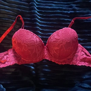 Röd spetsig push-up korsett - Storlek S (ca 70B).