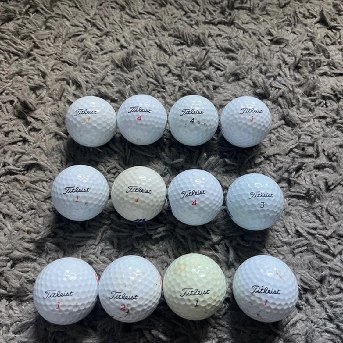 12 stycken vanliga titleist golfbollar.