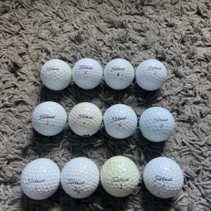 12 stycken vanliga titleist golfbollar. - 12 stycken vanliga titleist golfbollar.