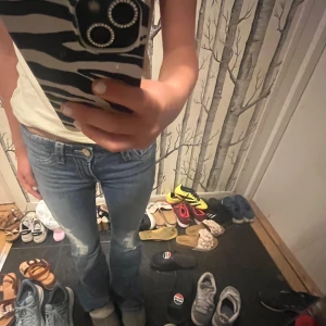 Blå bootcut jeans med design - Jeans med hål från Gina 