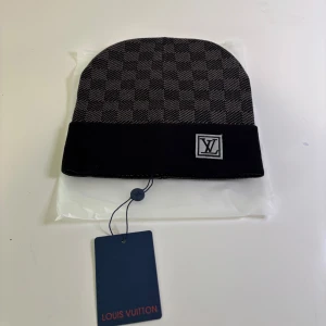Louis V mössa - Säljer en helt ny mössa. Finns fler spännande varor på profilen!!