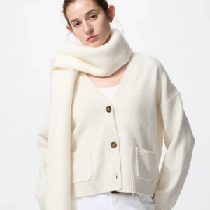 Vit kofta med v-ringning och knappar - Så fin benvit kofta från Uniqlo. Knappt använd i nyskick. Köpt för 500kr. Kom gärna med prisförslag eller använd köp nu❤️