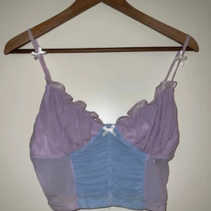 Lila och blå mesh linnetopp - Superfin lila blå croppad linnetopp i mesh 