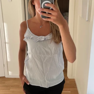 Blått gulligt linne - Gulligt blått linne med en volangkant. Behöver en omgång med strykjärnet😅Strl XS