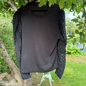 Svart topp med transparenta ärmar Shein - Svart tröja från Shein Curve i storlek 4XL. Men den är liten i storlek. Kroppen är i ribbad bomull/polyester och ärmarna är långa, transparenta och har ett coolt rutigt nätmönster. Perfekt för dig som gillar statement-ärmar och vill ha något som sticker ut. Fint skick, men den är mer använd. 