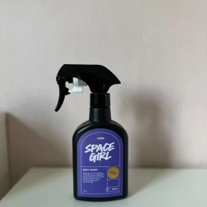 Space Girl body spray från Lush - Space Girl body spray från Lush innehåller 200 ml(endast testad) och doften har inslag av grapefrukt och fruktiga toner.