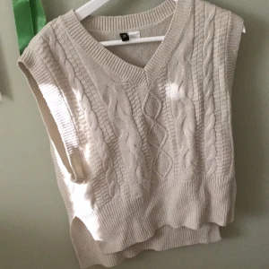 Jättesöt slip-over - Säljer min söta slip-over då den inte kommer till användning längre!💗 Storlek XS men passar också S eller XXS det beror på hur stor man vill att den ska vara❣️ Endast använd ett fåtal gånger! Bara att skriva om du har funderingar🫶🏼 Ge gärna prisförslag!💕