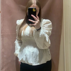 Beige blus only  - Super fin beige blus med puffärmar från only.  Använd fåtal gånger men fortfarande i väldigt bra skick💗