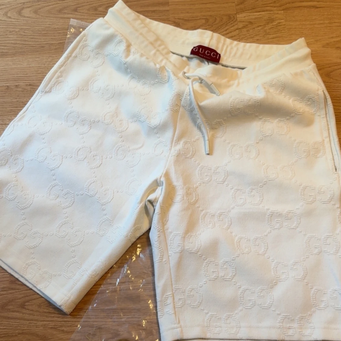 Vit kortärmad skjorta och shorts från Gucci - 2