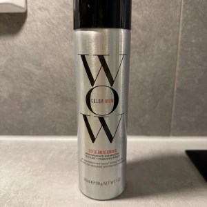Color Wow Style On Steroids spray ny! - Texturgivande och finishspray från Color Wow i en silverfärgad metallflaska med svart lock. Sprayen ger volym och stadga till håret och är perfekt för att skapa en fylligare look. Innehåller 262 ml.helt ny!