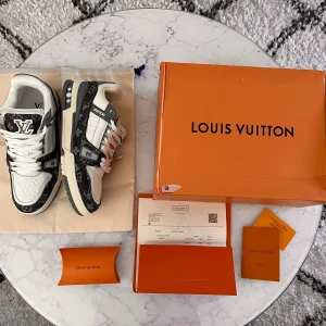LV trainers skor - Säljer dessa Louis Vuitton trainers till ett lågt pris, där allt ingår, extra skosnören originella lådan, och påsen, vid fler bilder skriv privat, pappret ingår också men fick inte plats i bilden, kvittot finns men kan endast skicka privat, lådan blev skrynklig när jag tog hem den från min resa 