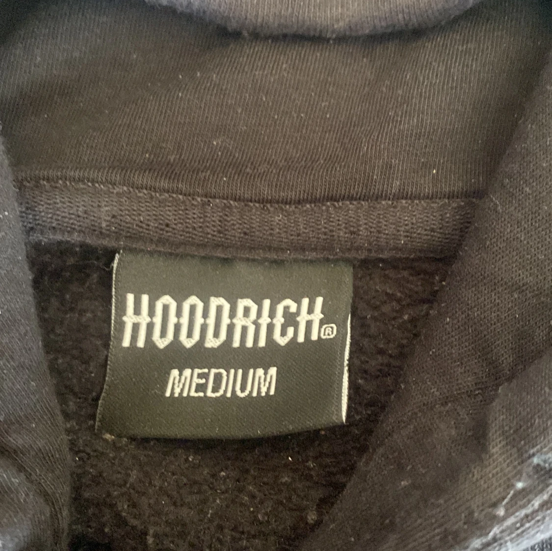 Svart hoodie från Hoodrich med röd text - 1