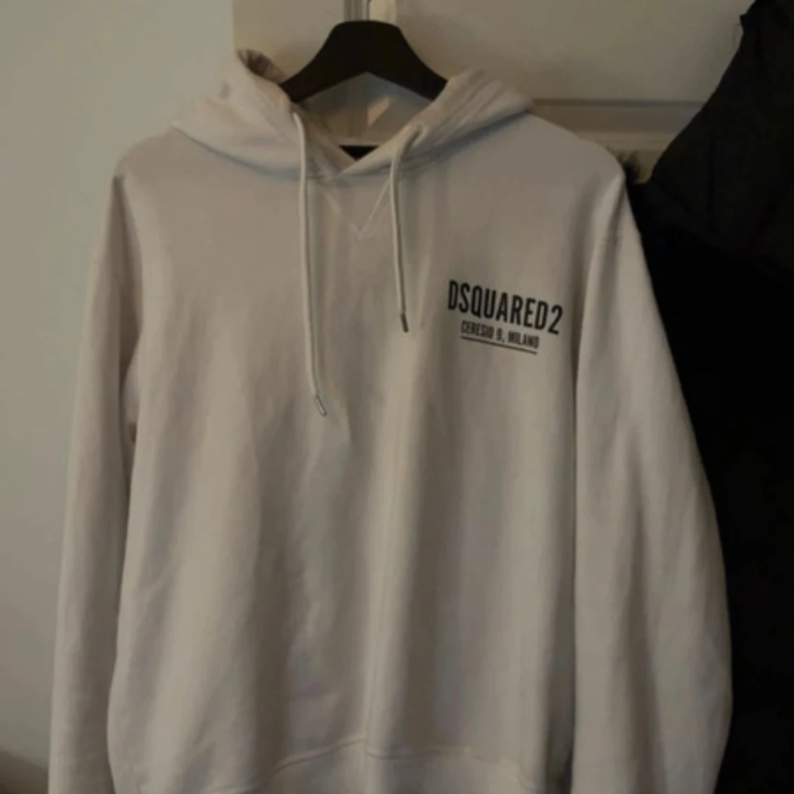 Vit hoodie från Dsquared2 strl M