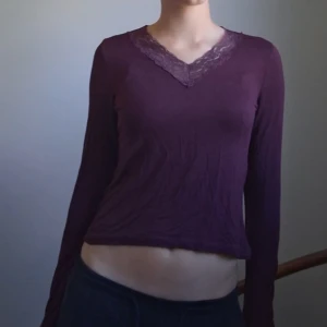 Burgandy  långärmad topp från Gina Tricot - Supersnygg mörkröd/burgandy/vinröd långärmad topp från Gina Tricot med spetsdetalj vid v-ringad hals. Passar som xs.