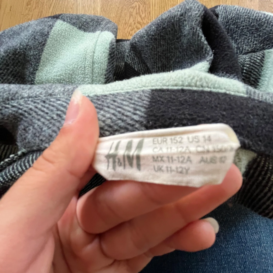 Rutig overshirt från H&M i svart och grått - 3