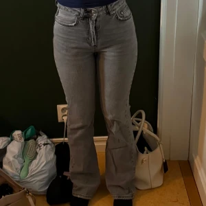 Grå bootcut jeans  - Grå bootcut jeans. Fint skick
