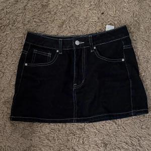 low waist jeans kjol - 100% bomull, lågmidjad, mörkblå jeans kjol storlek xs/s. Nypris 599, skick 10/10 helt ny aldrig använd säljer pga att jag inte gillar korta kjolar på mig 