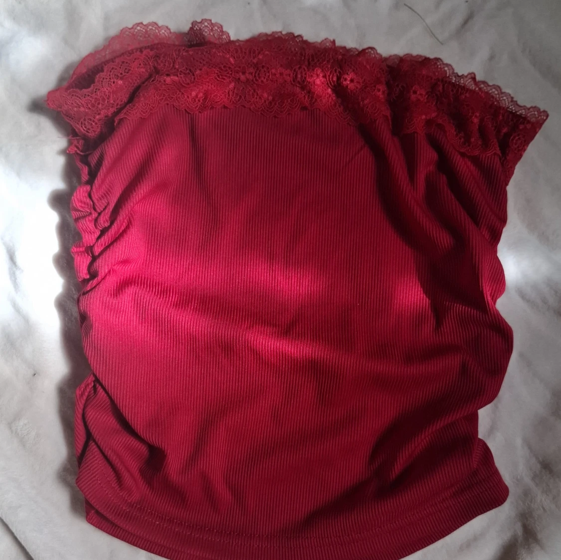 Röd ribbad tubtopp med spets och rosett - 1