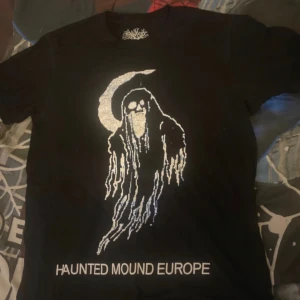 Haunted Mound Europe t-shirt S - Svart ghostmountain t-shirt size s köptes under deras konsert i Stockholm 