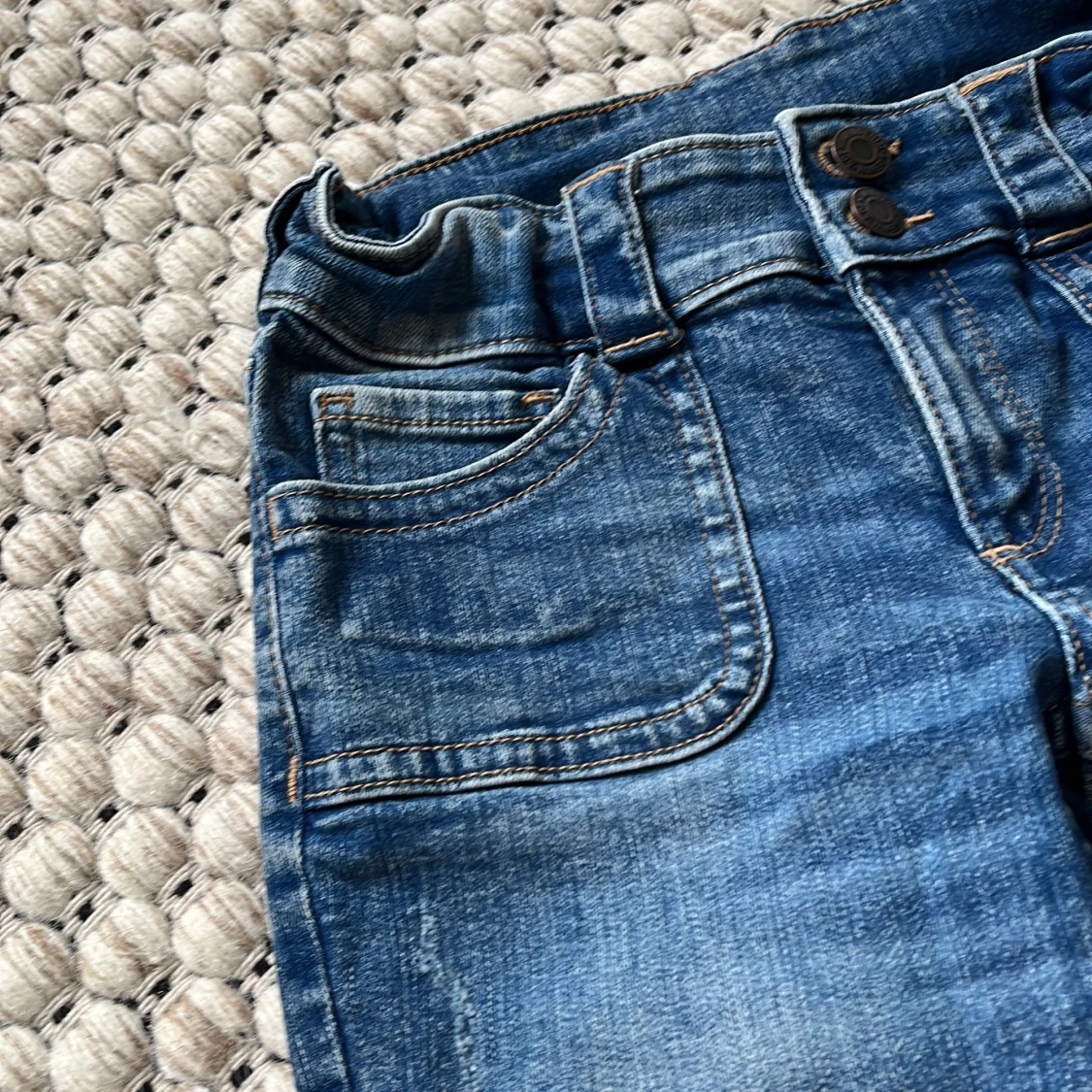 Blå bootcut jeans med fickdetaljer - 2