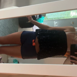 Svart paljettkjol/topp  - Svart kjol/topp från zara, jag personligen tycker att den ser bättre ut som topp än som kjol, pris kan diskuteras vid snabb affär 💗