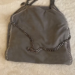 Stella mcartny väska  - Säljer en Stella mcartny väska i m. Några defekter min absolut inget man tänker på. Pris kan diskuteras. Kan även tänka mig byta mot en annan väska.