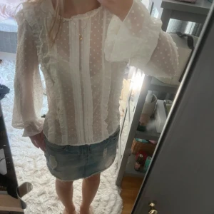 Zara Blus - Fin blus från Zara. Perfekt för middagar eller att ha i skolan💗